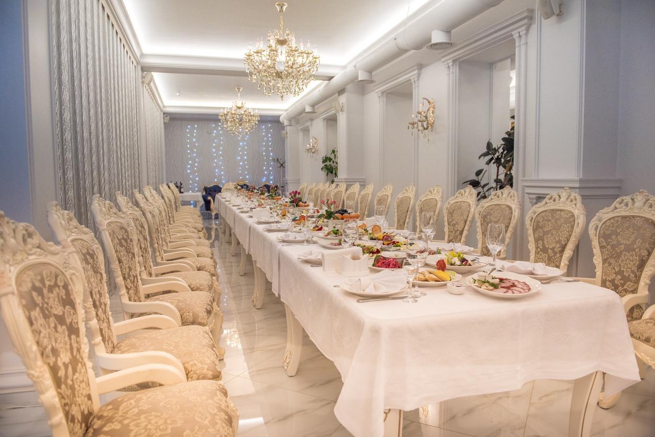 Panskiy Dvir Tsjernivsi Buitenkant foto